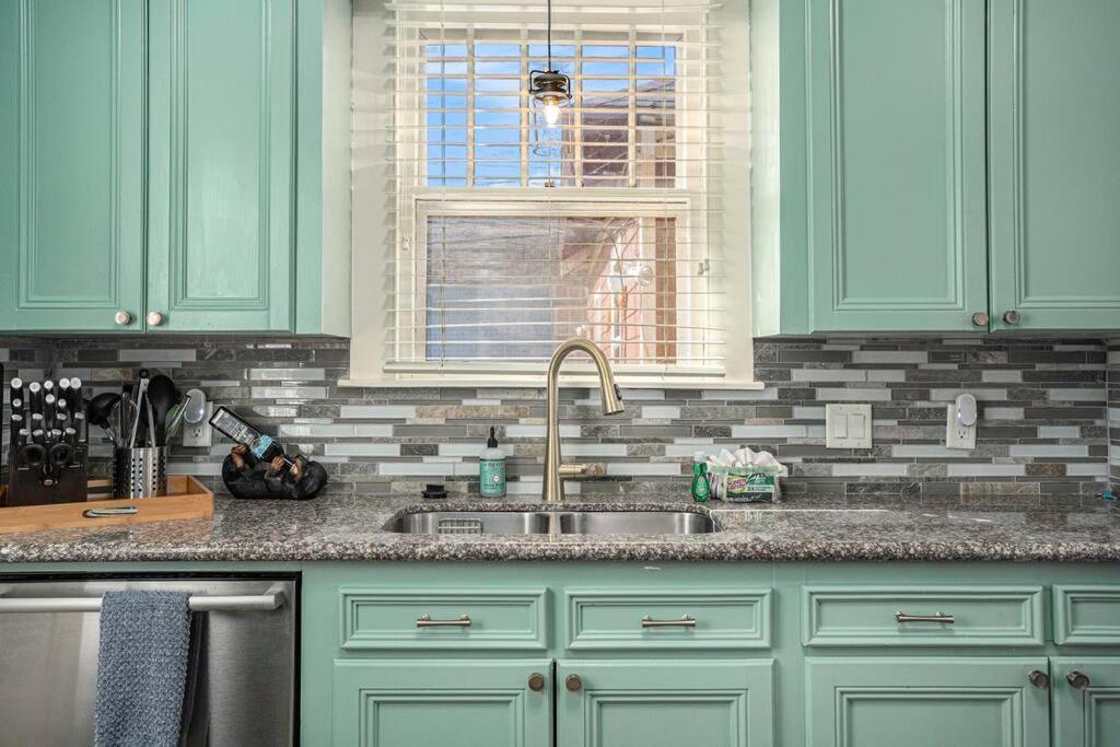 Beachy Bungalow! 2Bd, King Bed Galveston Exterior photo