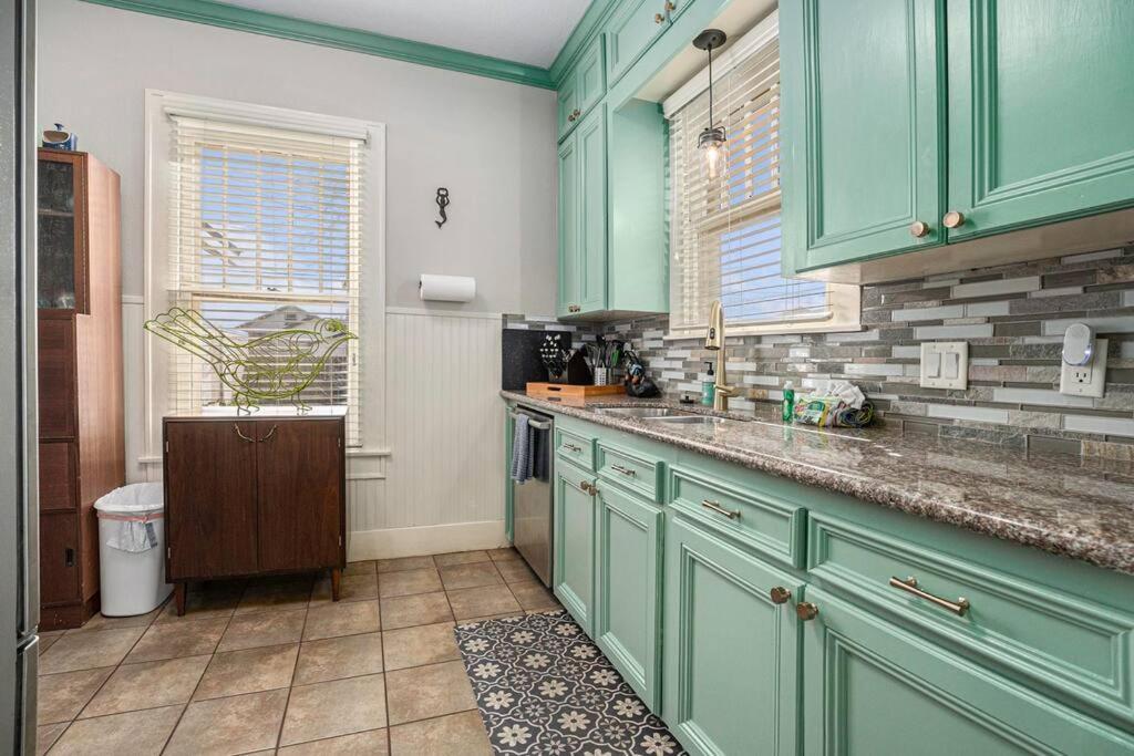 Beachy Bungalow! 2Bd, King Bed Galveston Exterior photo